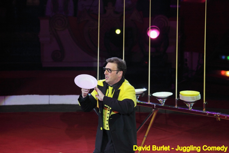 David Burlet Plate Spinning Act Plate Spinner Juggling Comedy juggler platos chinos malabares giocoliere piatti cinesi Chinesische Platte Jongleur Zirkuskunstler